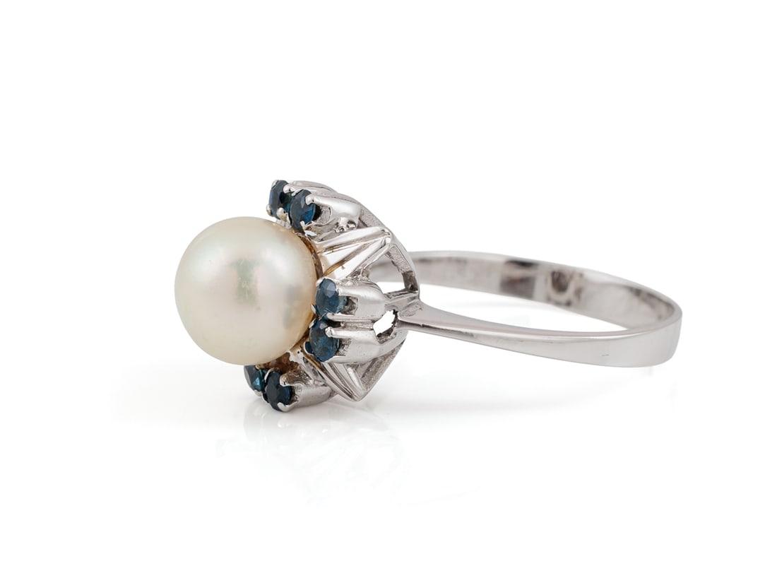 Classic ring in 14k white gold, with sapphires and an Akoya cultured pearl: Classic ring in 14k white gold, with sapphires and an Akoya cultured pearlClassic white gold ring, unmarked, gold tested to 14k. Set with eight small sapphires and an 8.5 mm Akoya cultured pearl. Very