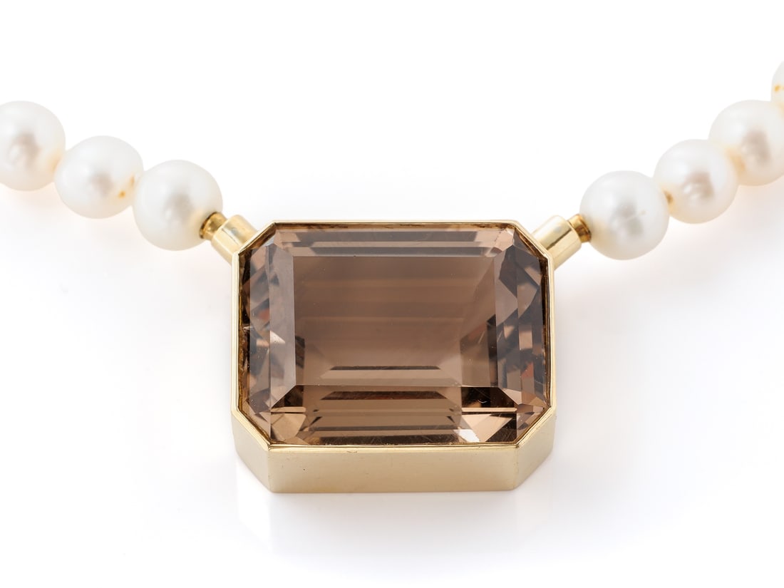 Akoya cultured pearl necklace with a 14k yellow gold centerpiece and smoky quartz.: Akoya cultured pearl necklace with a 14k yellow gold centerpiece and smoky quartz.A striking combination of a classic cultured pearl necklace and a gemstone-set clasp. 43 cm long necklace made of 53 A