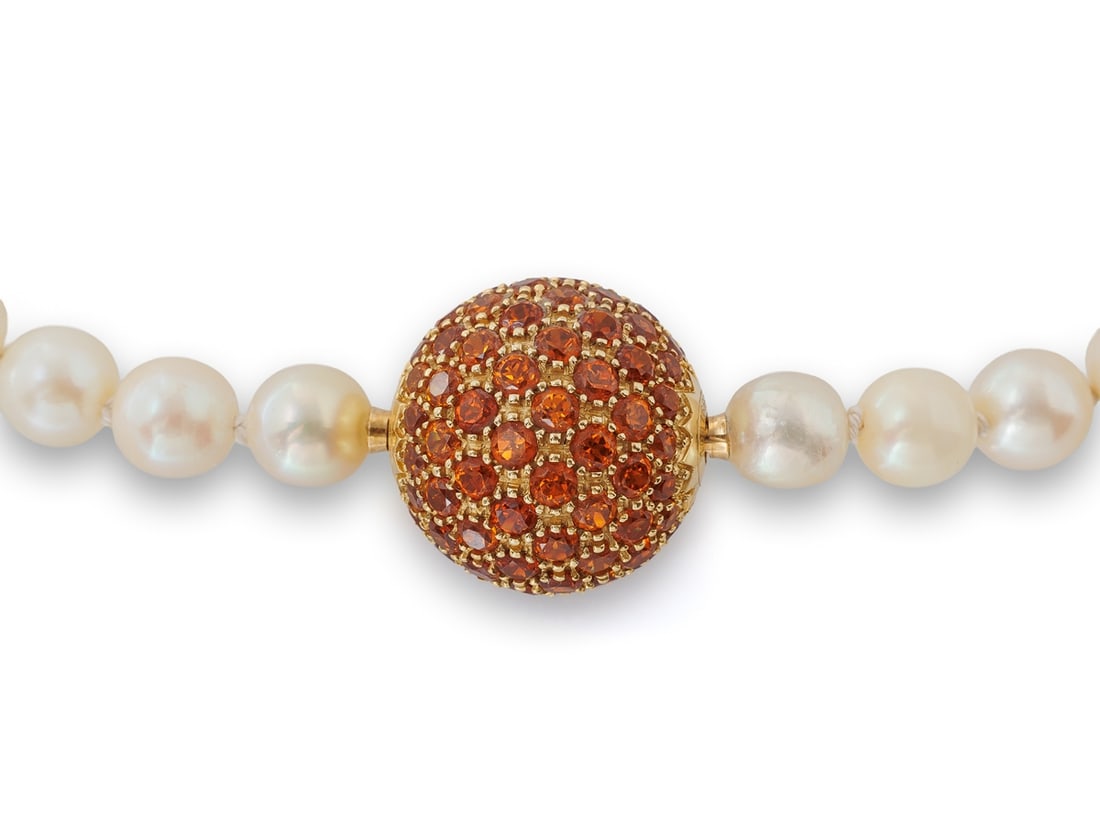 Akoya cultured pearl necklace with Jörg Heinz patent clasp in 18k yellow gold and citrine: Akoya cultured pearl necklace with Jörg Heinz patent clasp in 18k yellow gold and citrineA combination of a classic pearl necklace and a signed designer clasp. The 49.5cm long necklace features 6