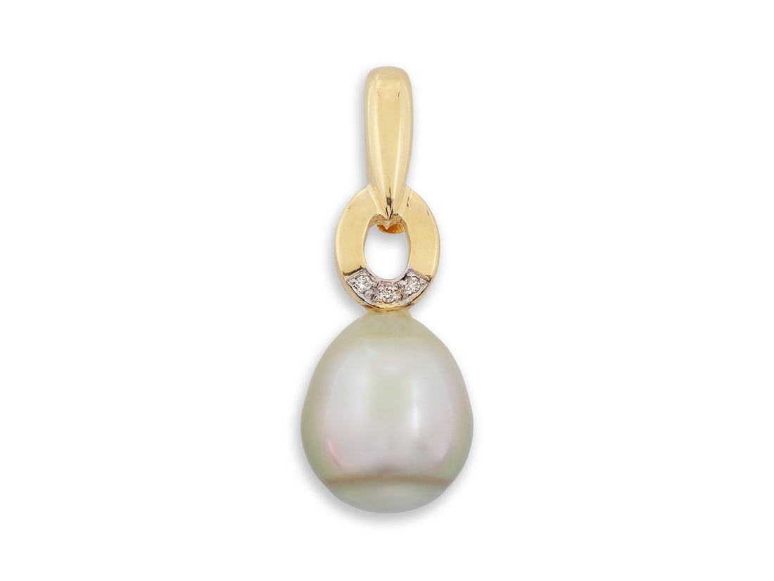 Classic pendant, 585 yellow gold with Tahitian pearl and diamonds: Classic pendant, 585 yellow gold with Tahitian pearl and diamondsClassic pendant in yellow gold, hallmarked 585. The pendant features a Tahitian pearl (12.3 x 11.2 mm) and 3 small diamonds (medium col