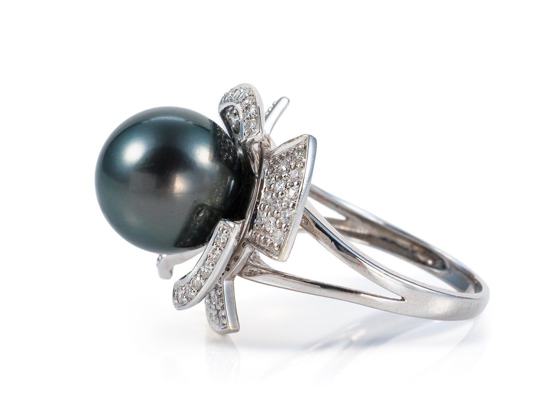 Attractive 14k white gold ring with a Tahitian cultured pearl and 75 brilliant-cut diamonds (1 of 5)