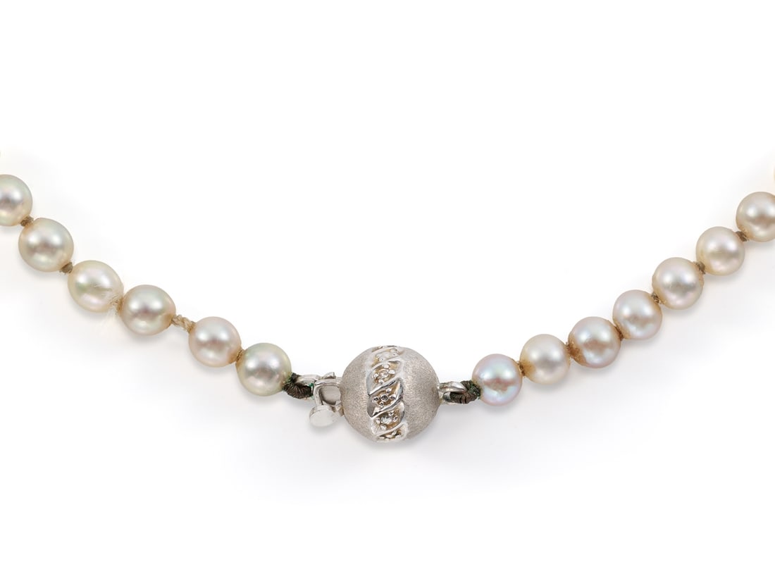 Necklace of small gray Akoya cultured pearls, with a 14k white gold and diamond clasp: Necklace of small gray Akoya cultured pearls, with a 14k white gold and diamond clasp44 cm long necklace of small gray (approx. 3.5 - 3.9 mm) Akoya cultured pearls with a 14k white gold clasp (6.8 mm)