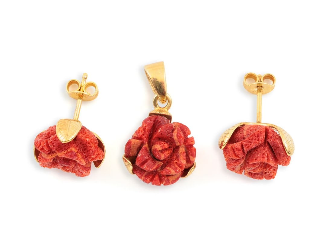 333 yellow gold stud earrings and pendant with flower-shaped foam coral.: 333 yellow gold stud earrings and pendant with flower-shaped foam coral.Yellow gold stud earrings and pendant, hallmarked 333. Each earring and pendant features a flower-shaped piece of foam coral. Us