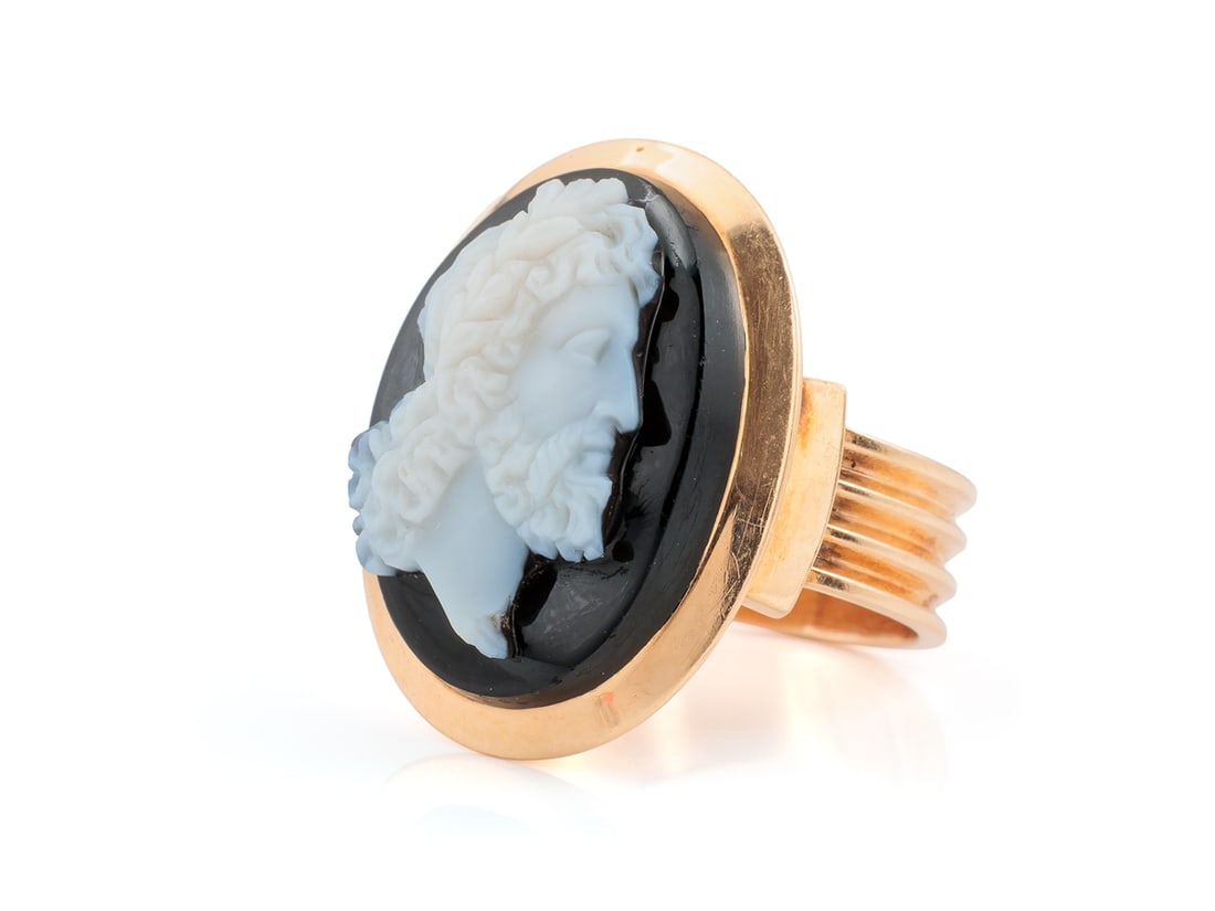 Antique 19th-century ring in 14k rose gold with a layered agate cameo: Antique 19th-century ring in 14k rose gold with a layered agate cameoAntique rose gold ring, unhallmarked, gold purity tested to 14k. Set in the ring is a high-quality cameo (18 x 13.5 mm) of a