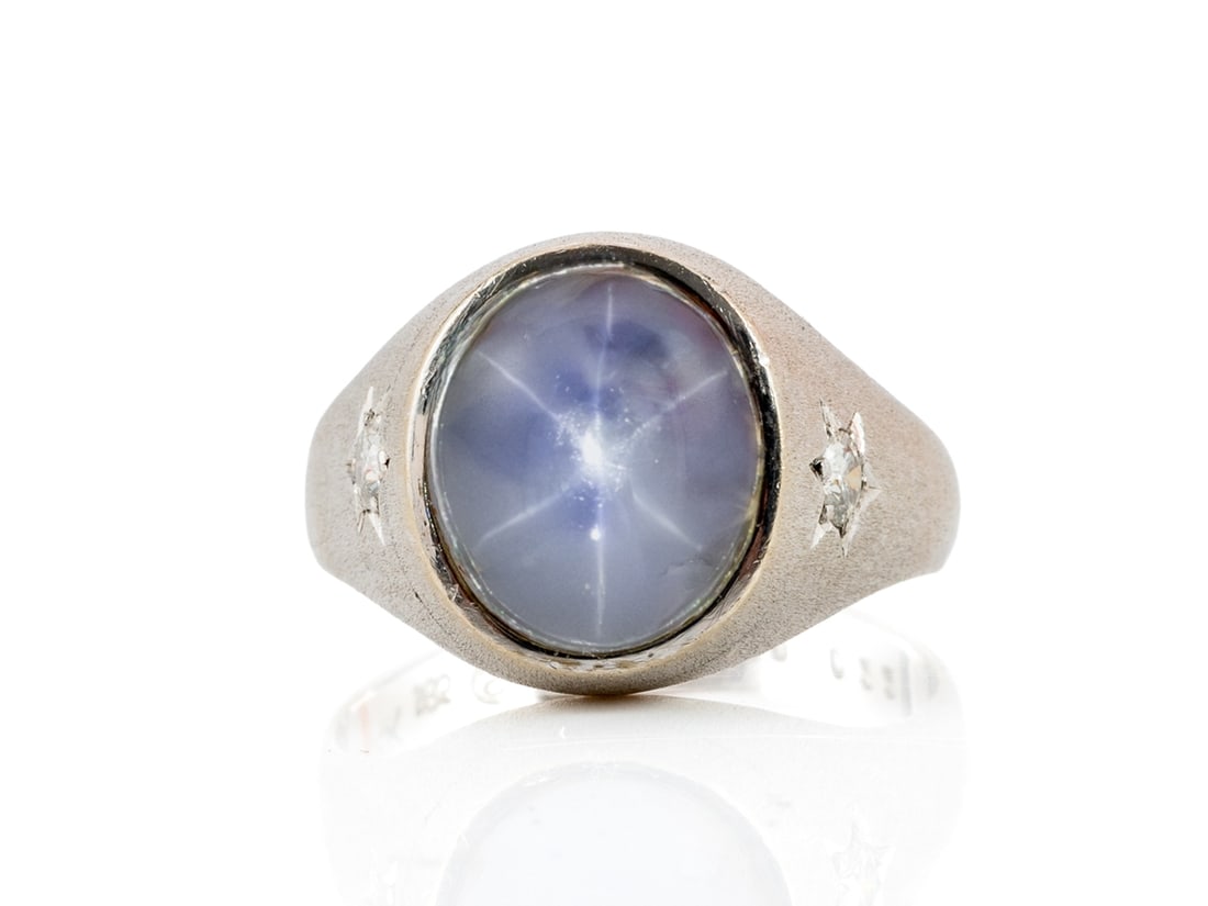 Band ring in 585 white gold, with 9.60 ct star sapphire and brilliant-cut diamonds: Band ring in 585 white gold, with 9.60 ct star sapphire and brilliant-cut diamondsClassic band ring in white gold, hallmarked 14K 585 S.J 960 022. The ring is set with an oval star sapphire cabochon (