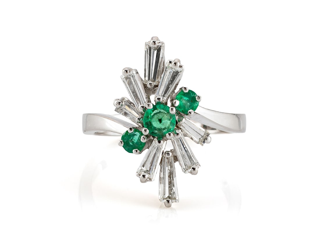Attractive emerald and diamond ring in 585 white gold: Attractive emerald and diamond ring in 585 white goldAttractive ring made of white gold, hallmarked 585. The sturdy ring is set with three emeralds (4.0 and 3.5 mm) totalling approximately 0.55 carats