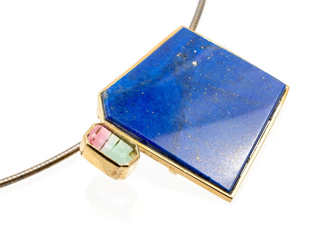 Unique pendant made of 750 yellow gold, with lapis lazuli and tourmaline: Unique pendant made of 750 yellow gold, with lapis lazuli and tourmalineUnique pendant made of yellow gold, hallmarked 750. The pendant contains a pentagonal lapis lazuli (approx. 3.5 x 3.8 cm) and a