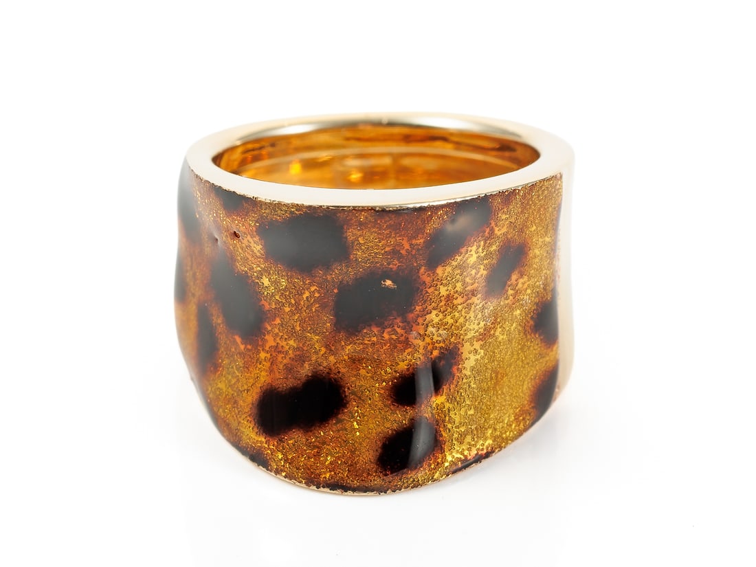 Decorative ring made of 585 yellow gold, with lacquer: Decorative ring made of 585 yellow gold, with lacquer Decorative ring made of yellow gold, hallmarked 585. The 16 mm wide ring is decorated with leopard-print lacquer, is in good condition, size 54/17