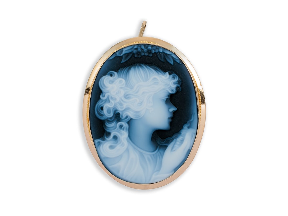 Pendant/brooch in 585 yellow gold with cameo in layered agate: Pendant/brooch in 585 yellow gold with cameo in layered agatePendant, can also be worn as a brooch, in yellow gold, hallmarked 585. Set in the pendant is a high-quality cameo in layered agate. In good