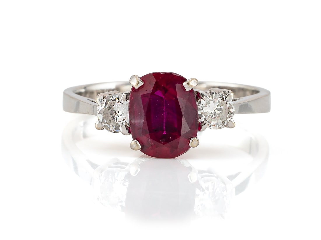 Classic ring made of 750 white gold, with ruby doublet and brilliant-cut diamonds (1 of 4)