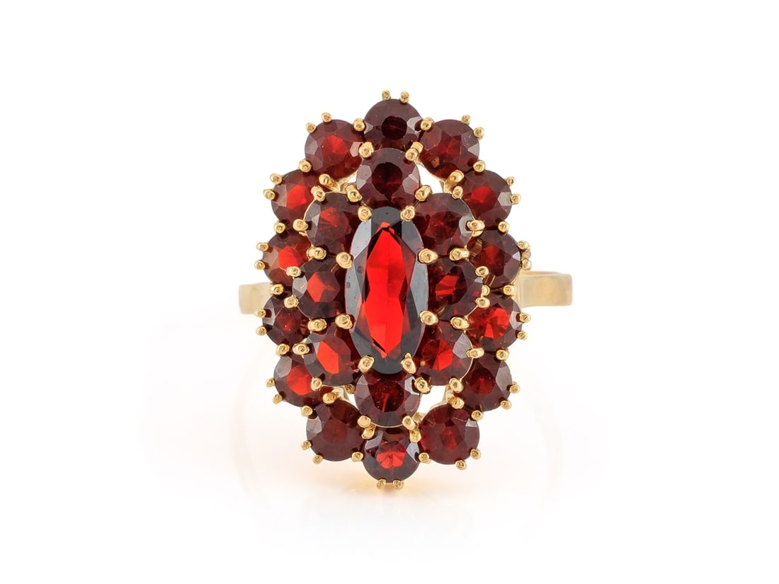 Large garnet ring in 333 yellow gold (1 of 4)