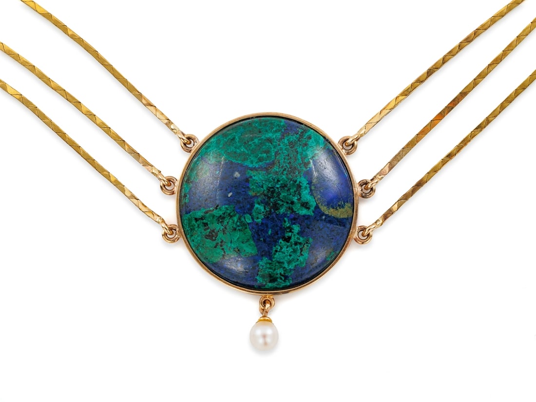 Azurite malachite necklace in yellow gold, with Akoya cultured pearl: Azurite malachite necklace in yellow gold, with Akoya cultured pearlDistinctive yellow gold necklace, hallmarked 333. The necklace features a round (25 mm) cabochon of azurite malachite and an Akoya c