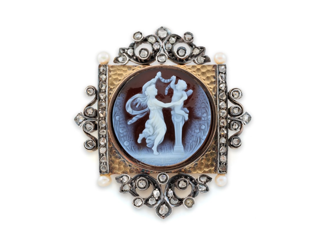 Exquisite antique gold brooch with agate cameo, diamond roses and pearls: Exquisite antique gold brooch with agate cameo, diamond roses and pearlsAntique brooch from the 19th century made of gold, not hallmarked, fineness tested at 585. Set in the brooch is an agate cameo (