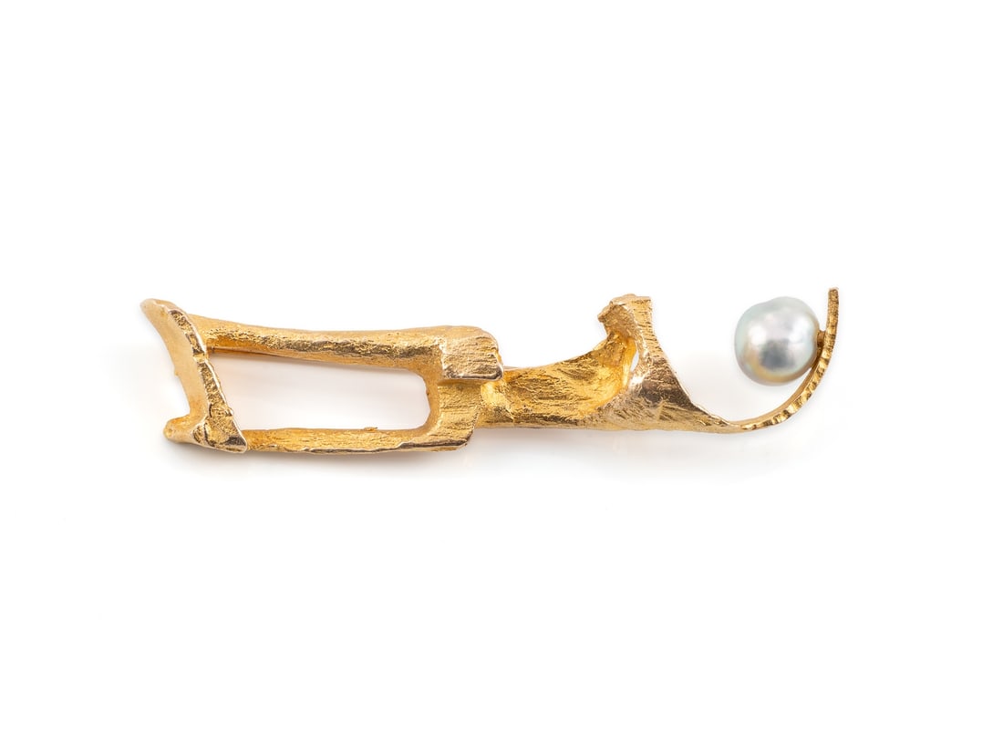 Lapponia Björn Weckström brooch in 585 yellow gold, with grey cultured pearl, from 1978: Lapponia Björn Weckström brooch in 585 yellow gold, with grey cultured pearl, from 1978Lapponia brooch in 585 yellow gold, designed by Björn Weckström, set with a grey, slightly ba