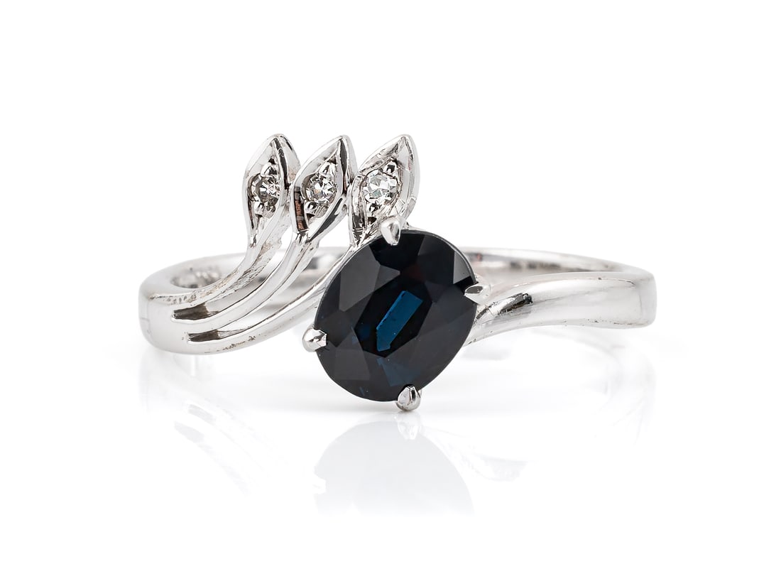 Discreet sapphire and diamond ring in 750 white gold (1 of 4)