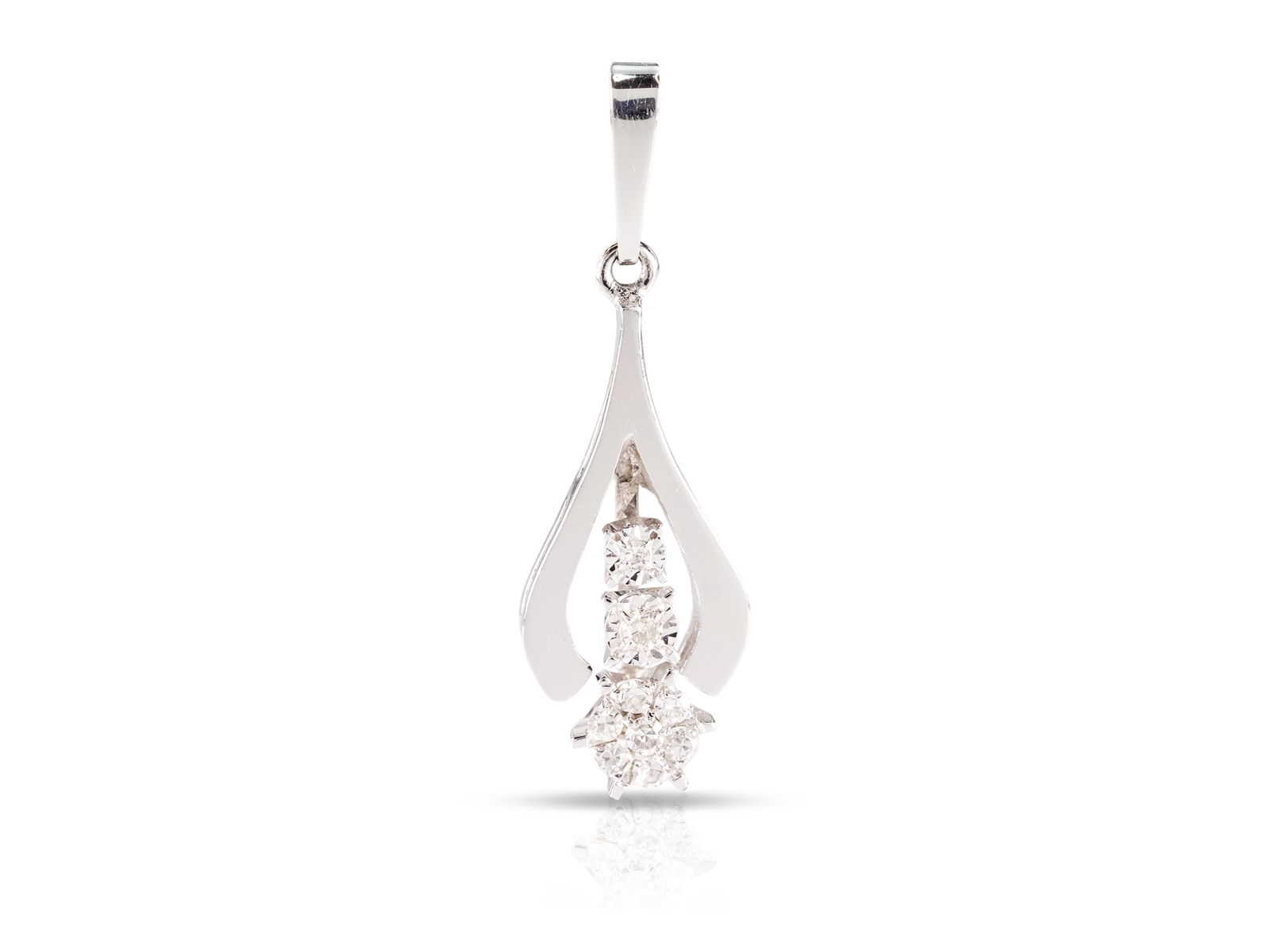 Pendant in 585 white gold, with diamonds: Pendant in 585 white gold, with diamondsPendant in white gold, hallmarked 585 FB. Nine octagonal diamonds (medium colour and clarity) set in the pendant, totalling approximately 0.09 carats. Very good