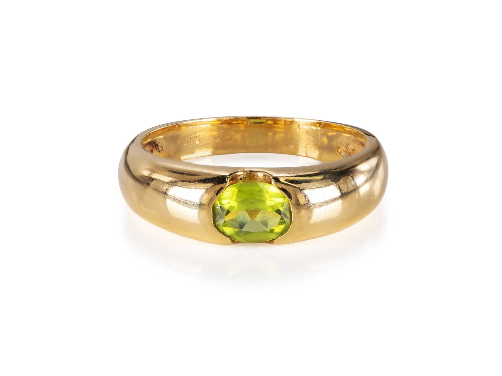 Peridot band ring in 585 yellow gold: Peridot band ring in 585 yellow goldBand ring in yellow gold, hallmarked 585. Set in the ring is an oval, faceted peridot (7 x 5 mm) weighing approximately 0.70 carats. Very good condition, ring size