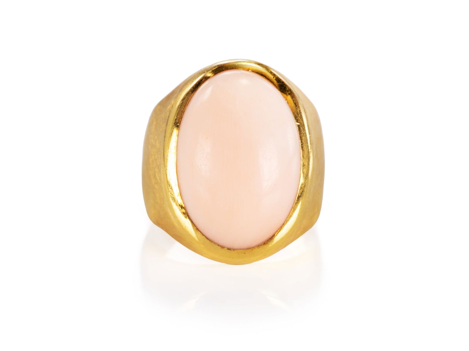 Angel skin coral ring in 750 yellow gold: Angel skin coral ring in 750 yellow goldPartially matted ring in yellow gold, indistinctly hallmarked on the band, fineness tested at 750. Set in the ring is an oval angel skin coral (approx. 16.5 x 1