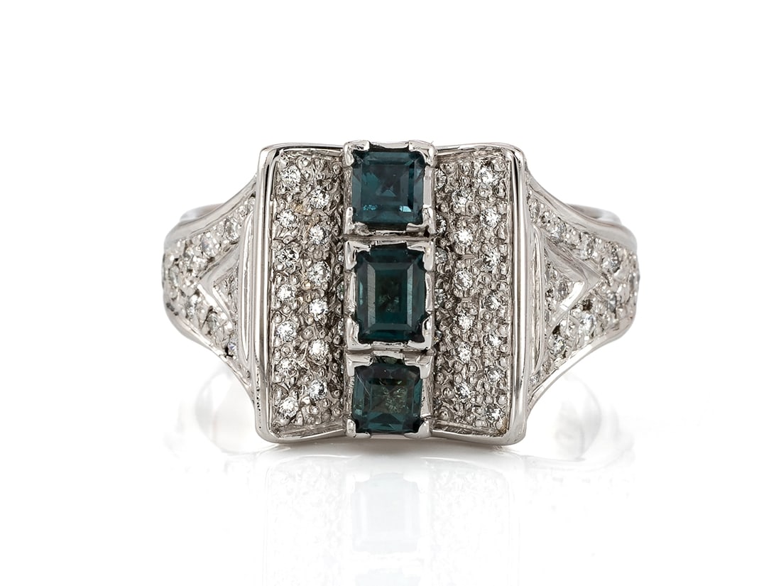 Natural alexandrite brilliant-cut ring in 585 white gold, with DSEF report: Natural alexandrite brilliant-cut ring in 585 white gold, with DSEF reportExceptional ring in white gold, hallmarked 585. The ring is set with three natural alexandrites (3.16 x 3.12 mm, 3.22 x 3.04 m