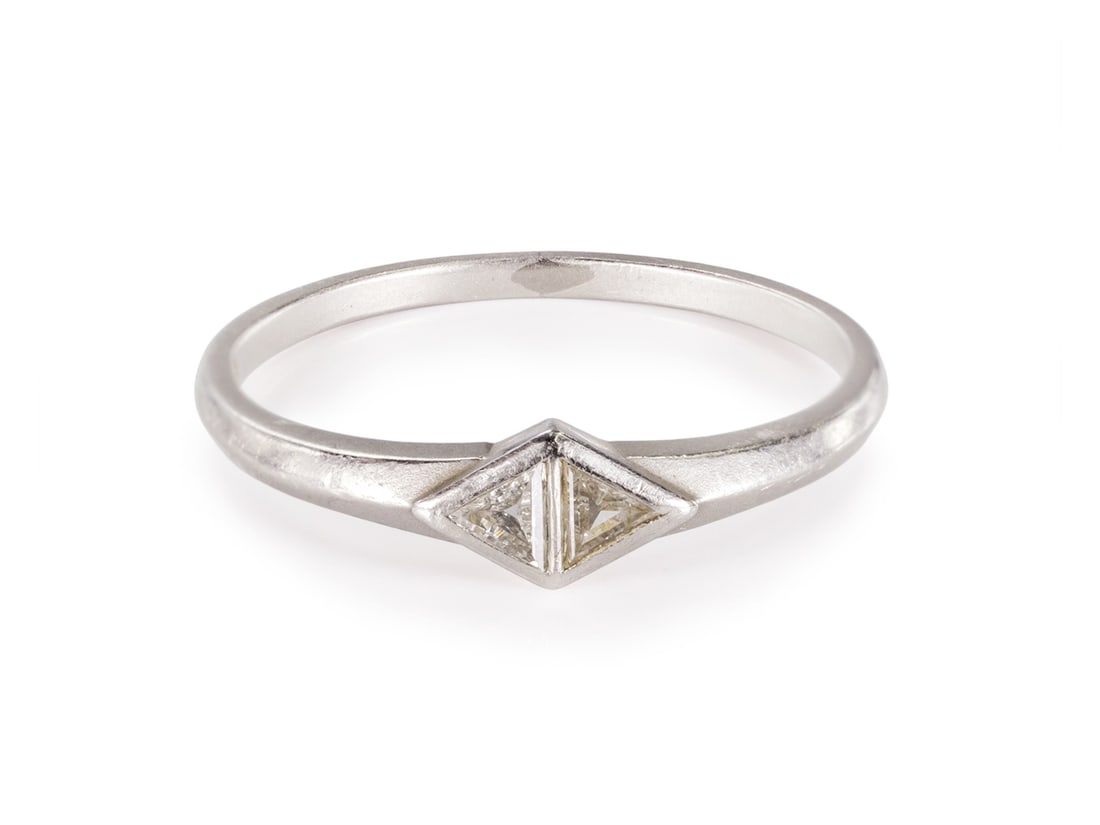 Discreet platinum ring with 2 diamond triangles: Discreet platinum ring with 2 diamond trianglesDiscreet platinum ring, hallmarked PT950, master's mark, a diamond symbol with F and 0.13. Three diamond triangles (medium colour and clarity) set in the