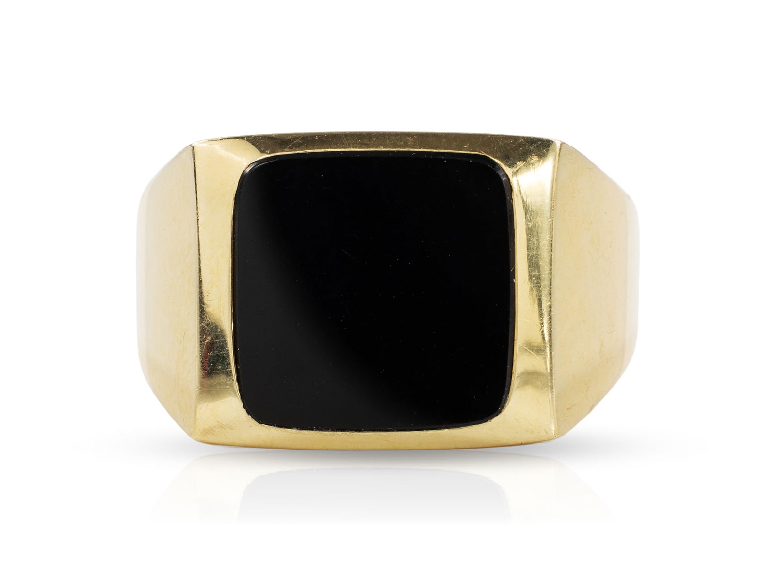 Classic men's ring in 585 yellow gold with onyx: Classic men's ring in 585 yellow gold with onyxMen's ring in yellow gold, hallmarked 585 and manufacturer's mark SIRO4. Set in the ring is a plate of onyx. Used condition, ring size 63.5/20.2, width u