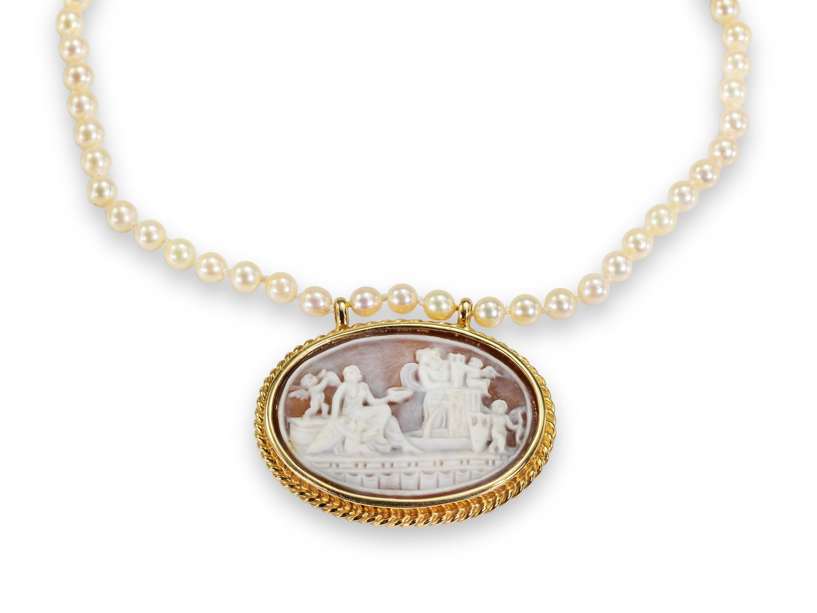 Akoya cultured pearl necklace with large shell cameo pendant, 14 karat yellow gold: Akoya cultured pearl necklace with large shell cameo pendant, 14 karat yellow goldAttractive, 43 cm long necklace made of 66 Akoya cultured pearls measuring approximately 5 to 5.5 mm in diameter, lobs