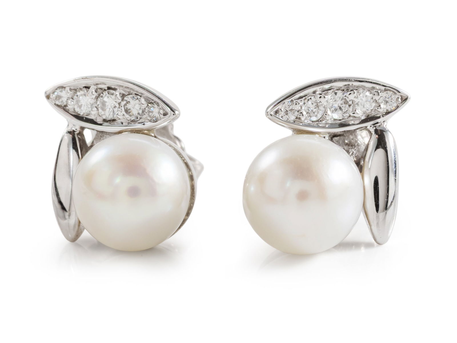 Stud earrings in 750 white gold, with Akoya cultured pearls and brilliant-cut diamonds: Stud earrings in 750 white gold, with Akoya cultured pearls and brilliant-cut diamondsDiscreet stud earrings in white gold, hallmarked 750. The stud earrings are set with Akoya cultured pearls measuri