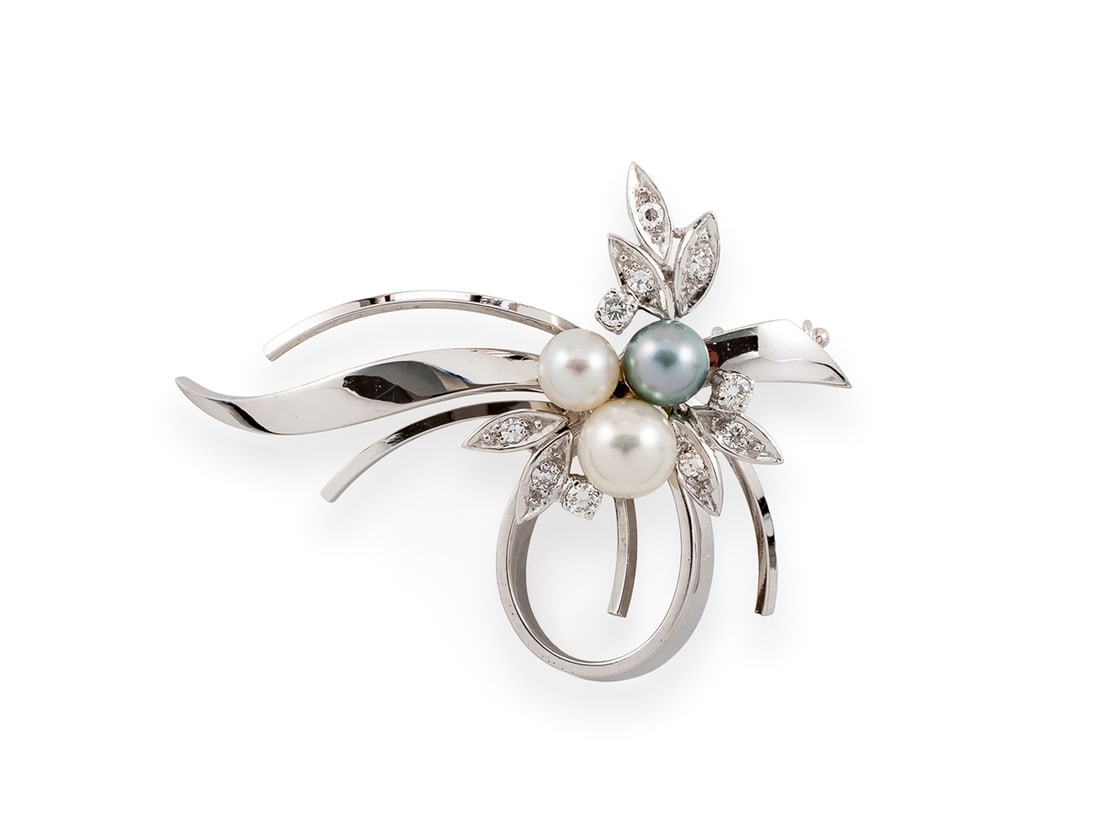 Brooch made of 585 white gold, with cultured pearls and brilliant-cut diamonds: Brooch made of 585 white gold, with cultured pearls and brilliant-cut diamondsDistinctive brooch made of white gold, hallmarked 585 and master's mark MG. The brooch features two white and one grey Ako
