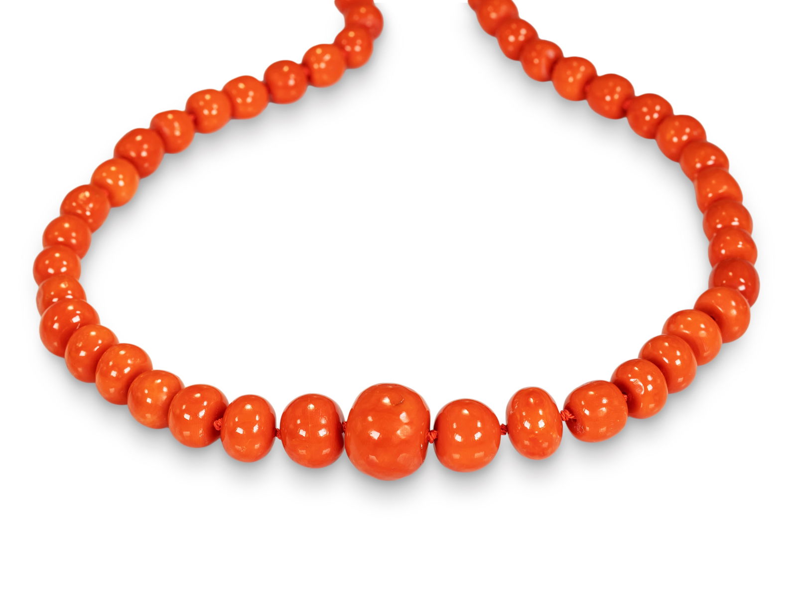 Exceptional coral necklace, 8 to 17 mm in diameter, 74 cm long, with a 14k gold clasp (1 of 5)