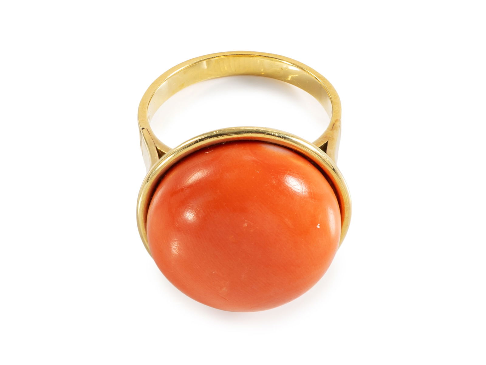 585 yellow gold ring with large 17.3 mm coral: 585 yellow gold ring with large 17.3 mm coralYellow gold ring, hallmarked 585. Set in the ring is a large coral measuring 17.3 mm in diameter. Good, used condition, ring size 53/17, diameter of ring h