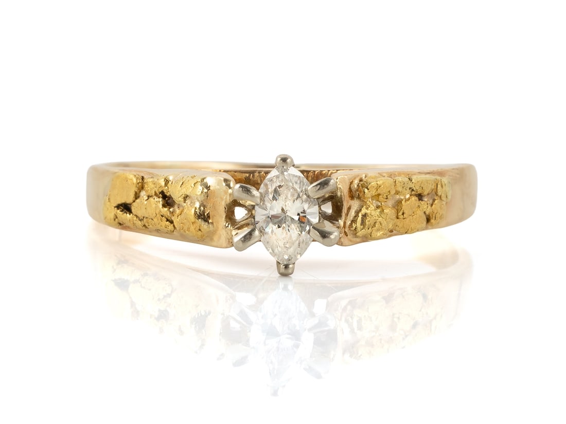 American diamond gold nugget ring in 585 yellow gold: American diamond gold nugget ring in 585 yellow goldAmerican ring in 585 yellow gold, hallmarked 14K. The ring is set with a navette-cut diamond (medium colour and clarity, approx. 5.5 x 3.3 mm) of ap