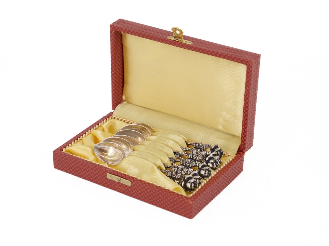 Case with 6 dessert spoons in 800 silver, circa 1900: Case with 6 dessert spoons in 800 silver, circa 1900Original case with six dessert spoons in 800 silver, circa 1900. The finely crafted spoons are designed in the Hildesheim rose style, each stamped