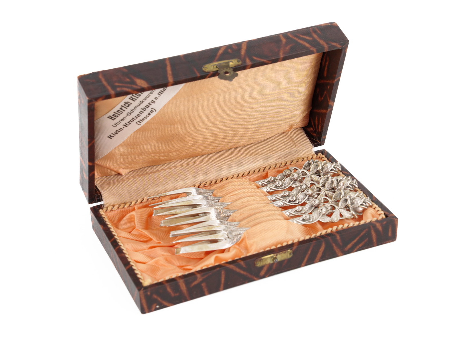 Case with 6 cake forks in 800 silver, circa 1900: Case with 6 cake forks in 800 silver, circa 1900Six cake forks made of 800 silver in their original case. The forks are designed in the Hildesheim rose style. Length approx. 14 cm. Total weight