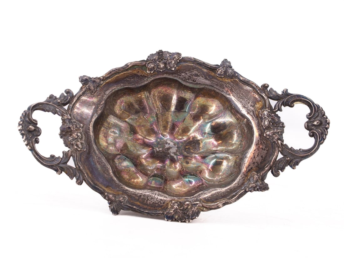Silver bowl, Russia, 84 zolotniki, 19th century: Silver bowl, Russia, 84 zolotniki, 19th centuryOrnate silver bowl, Russia, 84 zolotniki, 875 silver. The bowl is crafted in the Rococo style with volute-shaped handles and sculpted leaf motifs. Stampe