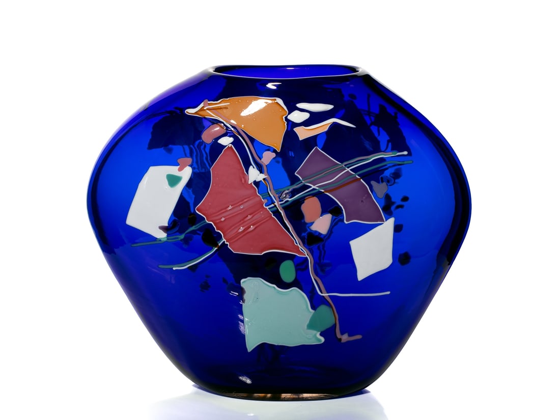 Artist vase, Stephen Rich Nelson, USA 1991: Artist vase, Stephen Rich Nelson, USA 1991Artist vase made of deep cobalt blue glass with colored fused glass in an abstract composition. Signed "Stephen Rich Nelson 1991" on the base. Height approx.