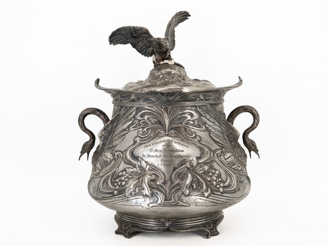 Impressive Art Nouveau punch bowl, pewter, Chemnitz 1901: Impressive Art Nouveau punch bowl, pewter, Chemnitz 1901Magnificently crafted Art Nouveau punch bowl, pewter. Wall with magnificent Art Nouveau decoration and swan handles on the sides. Dedication in