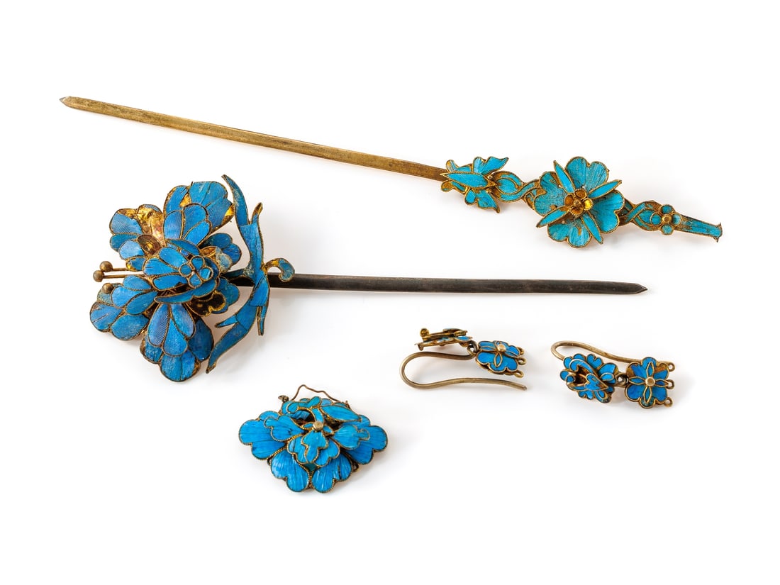 Five objects of jewelry, China, with kingfisher feathers, Qing Dynasty 1644-1912: Five objects of jewelry, China, with kingfisher feathers, Qing Dynasty 1644-1912Five objects with kingfisher feathers. China. Qing Dynasty. 1644-1912. Silver, partially gilded. Pinheads completely cov