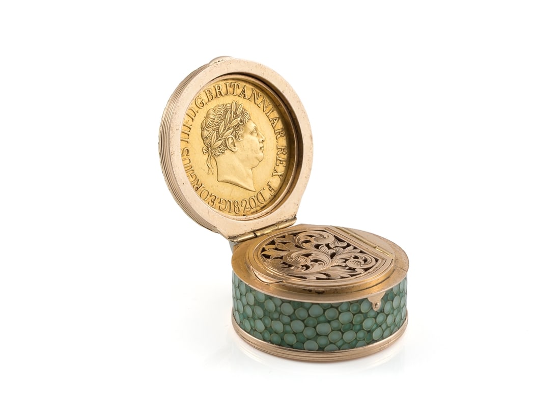 Exquisite perfume bottle with sovereign gold coin, England, mid-19th century: Exquisite perfume bottle with sovereign gold coin, England, mid-19th centuryExquisite perfume bottle, vinaigrette, crafted from gold, exterior wall artfully enamelled. Inner lid crafted with openwork