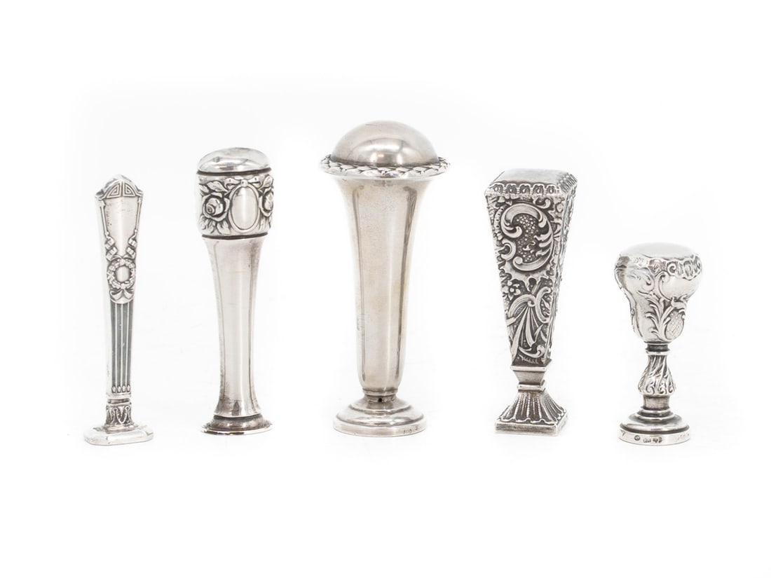 Five antique silver seals, hallmarked 800: Five antique silver seals, hallmarked 800Five antique silver seals, hallmarked 800, ranging in height from approximately 4.7 to 7.3 cm, in used condition, total weight 74.1 grams. The seals bear the i