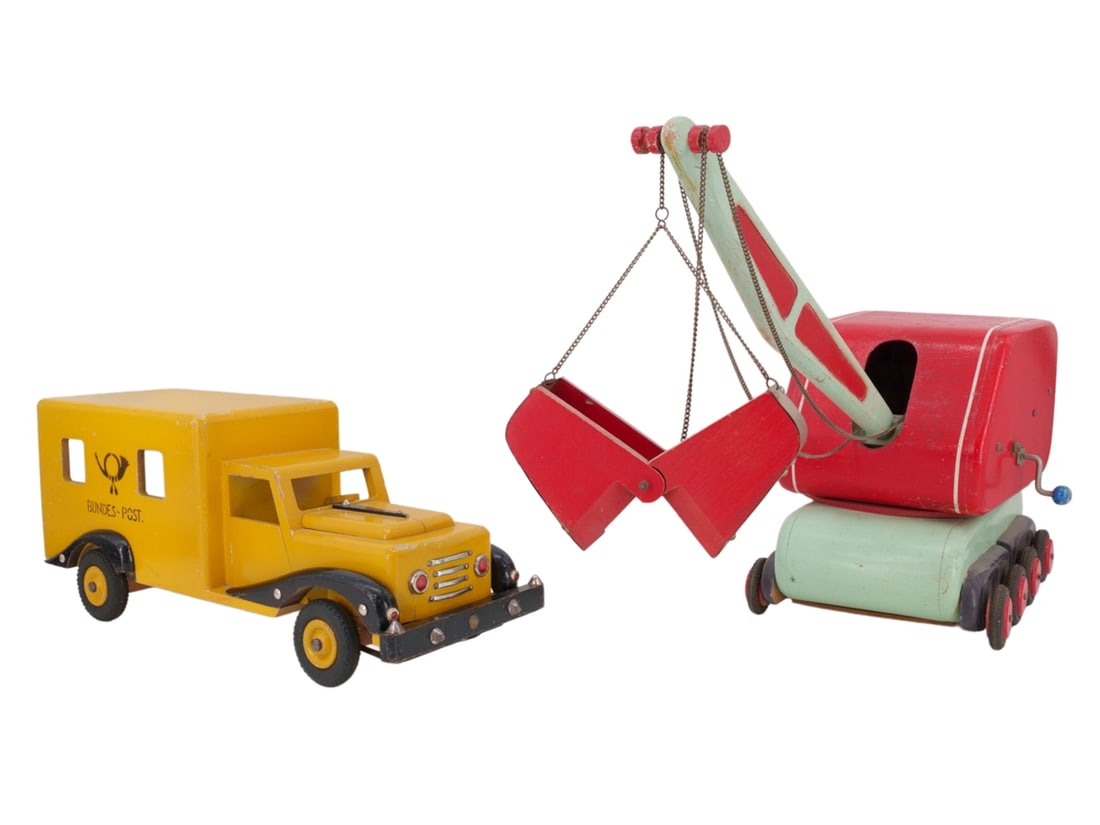 Large Bundespost post van and impressive wooden mobile crane, circa 1960: Large Bundespost post van and impressive wooden mobile crane, circa 1960Large Bundespost delivery van, wood, door and tailgate missing, otherwise in good condition, length: approx. 48 cm; Wooden mobil