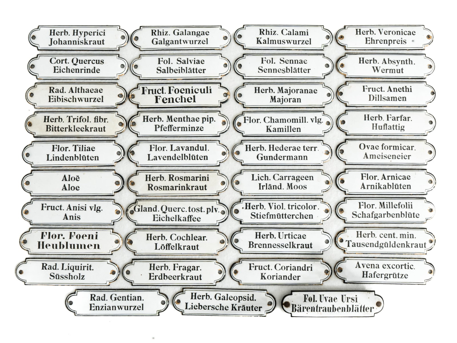 Colonial goods signs herbs & spices 39 pieces, around 1900 (1): Colonial goods signs herbs & spices 39 pieces, around 1900 (1)Large collection of drawer labels for herbs and spices, 39 pieces. Slightly curved, enamelled overprint, black border hand-lined. Mostly l
