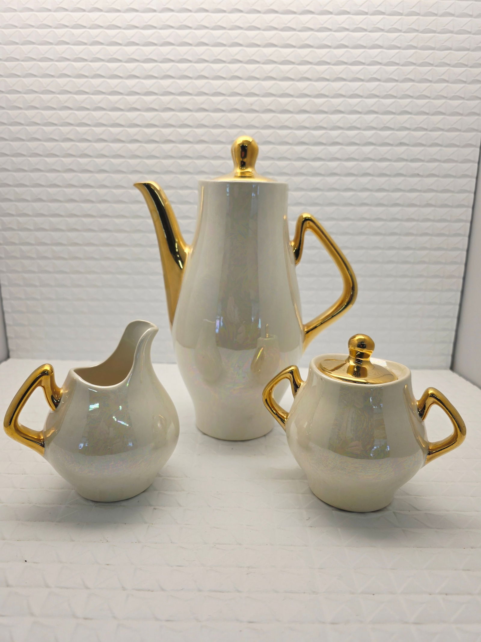 MCM Pearl China Company tea or coffee set: vintage Pearl China Company tea or coffee set from the 1950s, featuring a pearlescent "mother of pearl" luster glaze and 22-karat gold trim. Manufacturer: Pearl China Company (East Liverpool, Ohio).Er