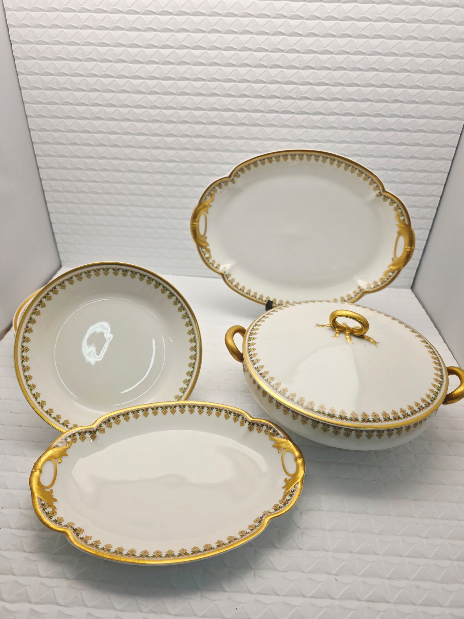 vintage Haviland Limoges porcelain serving set: vintage Haviland Limoges porcelain serving set in a pattern similar to Schleiger 101, characterized by its white porcelain, gold trim, and scalloped edges. Manufacturer: Haviland & Co., Limoges, Franc