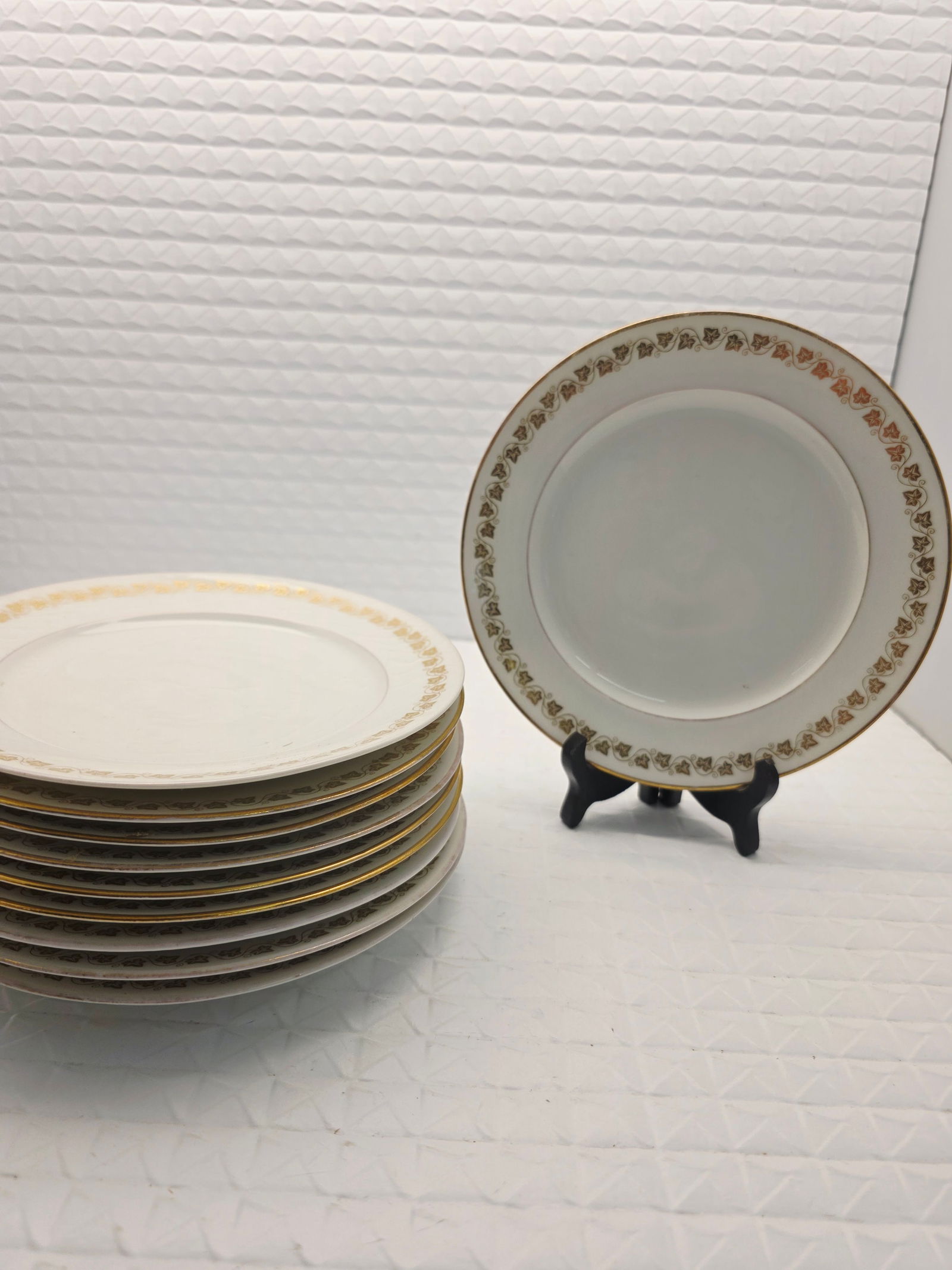 10 dinner plates set by Limoges GDA, most prestigious of the Limoges Manufacturers: Limoges GDA porcelain, a prestigious type of hard-paste porcelain produced by factories in and around the city of Limoges, France. Several manufacturers produced sets with this specific aesthetic, whi
