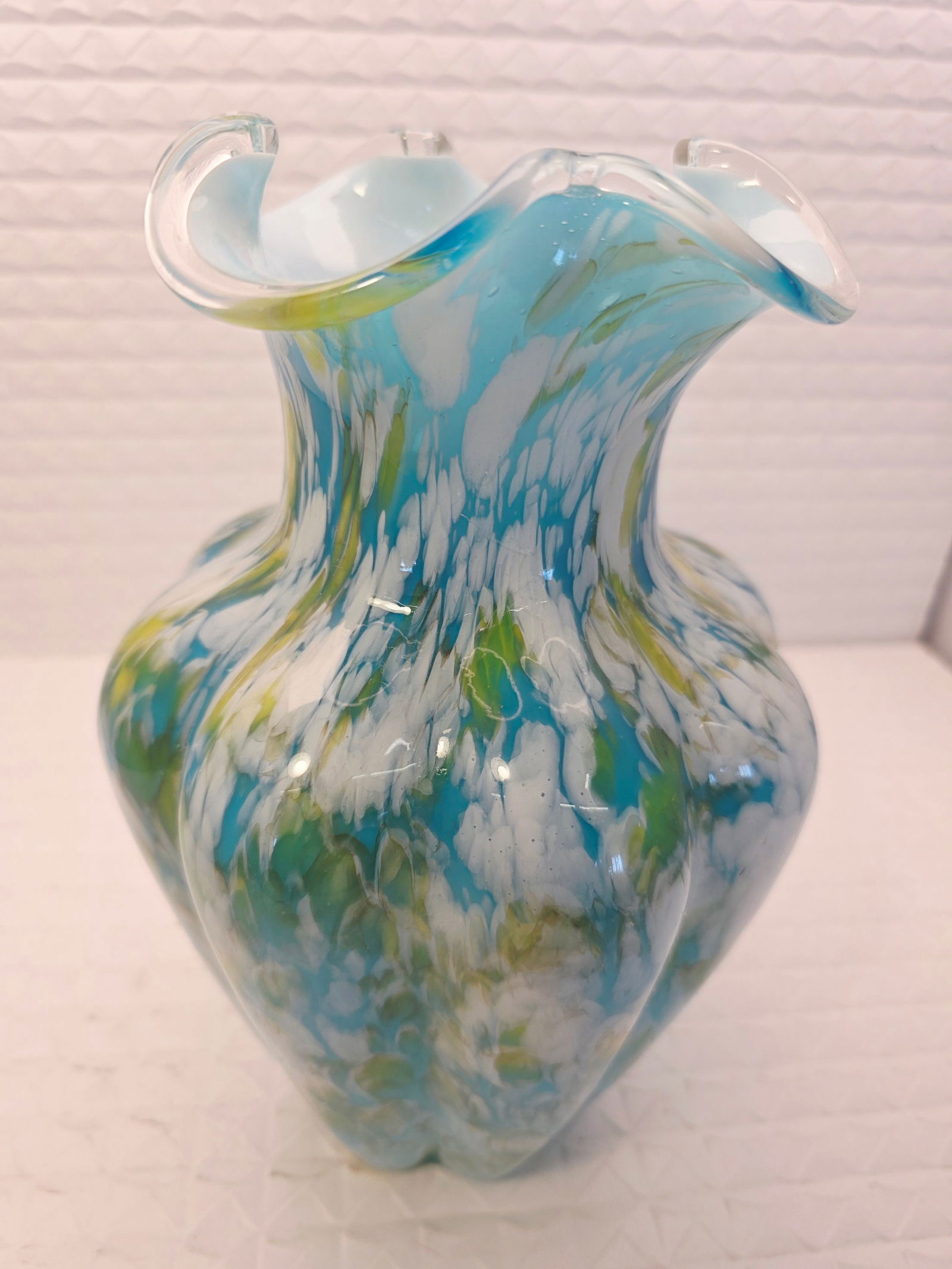 Murano or Murano style confetti Vase: decorative art glass vase, typically made in a Murano style with a multi-colored confetti pattern and a ruffled edge. Style: Mid-Century Modern (MCM) confetti or end-of-day glass technique. Features: