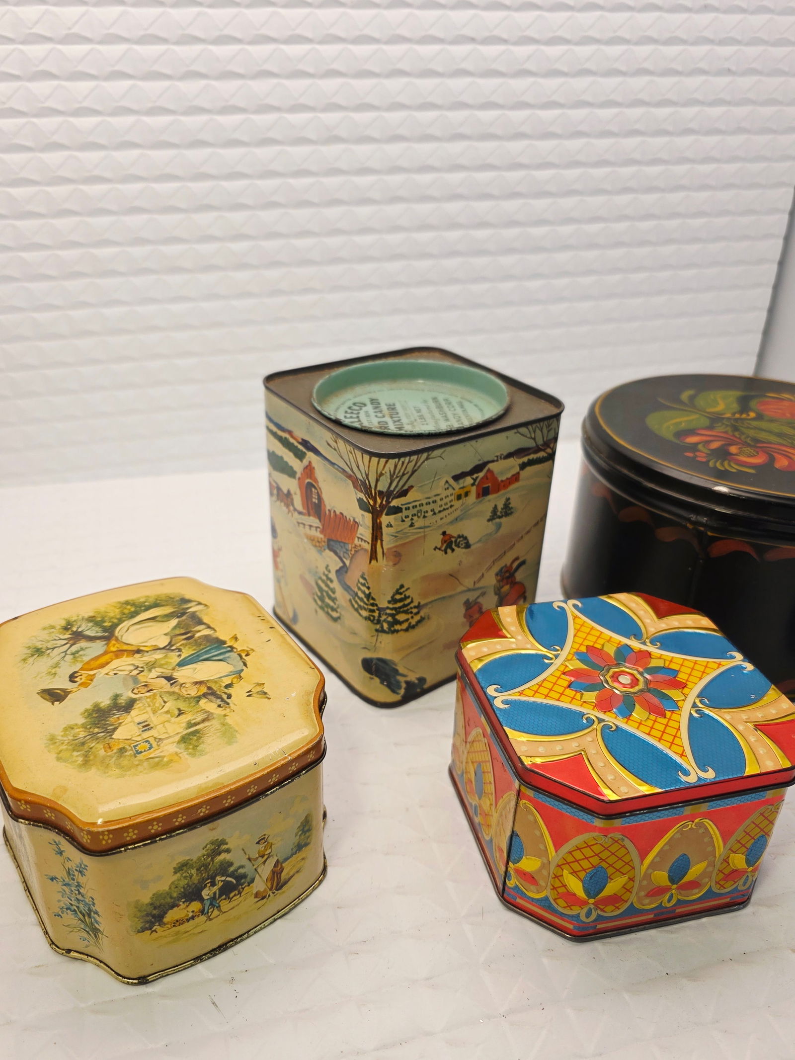 collectible vintage tins, toleware tin, trays: vintage metal tins are decorative containers typically used for storing biscuits or tea, likely produced by brands such as Peek Frean & Co. or Baret Ware in England during the mid-20th century. They f