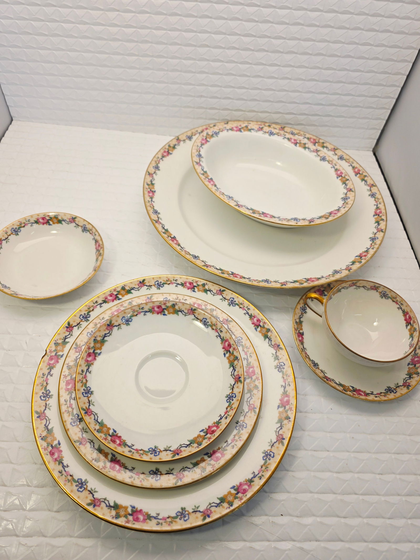 C. Ahrenfeldt Limoges service for 6 - 40 pieces (lot 3) with 4 serving platters/bowls (1 of 20)