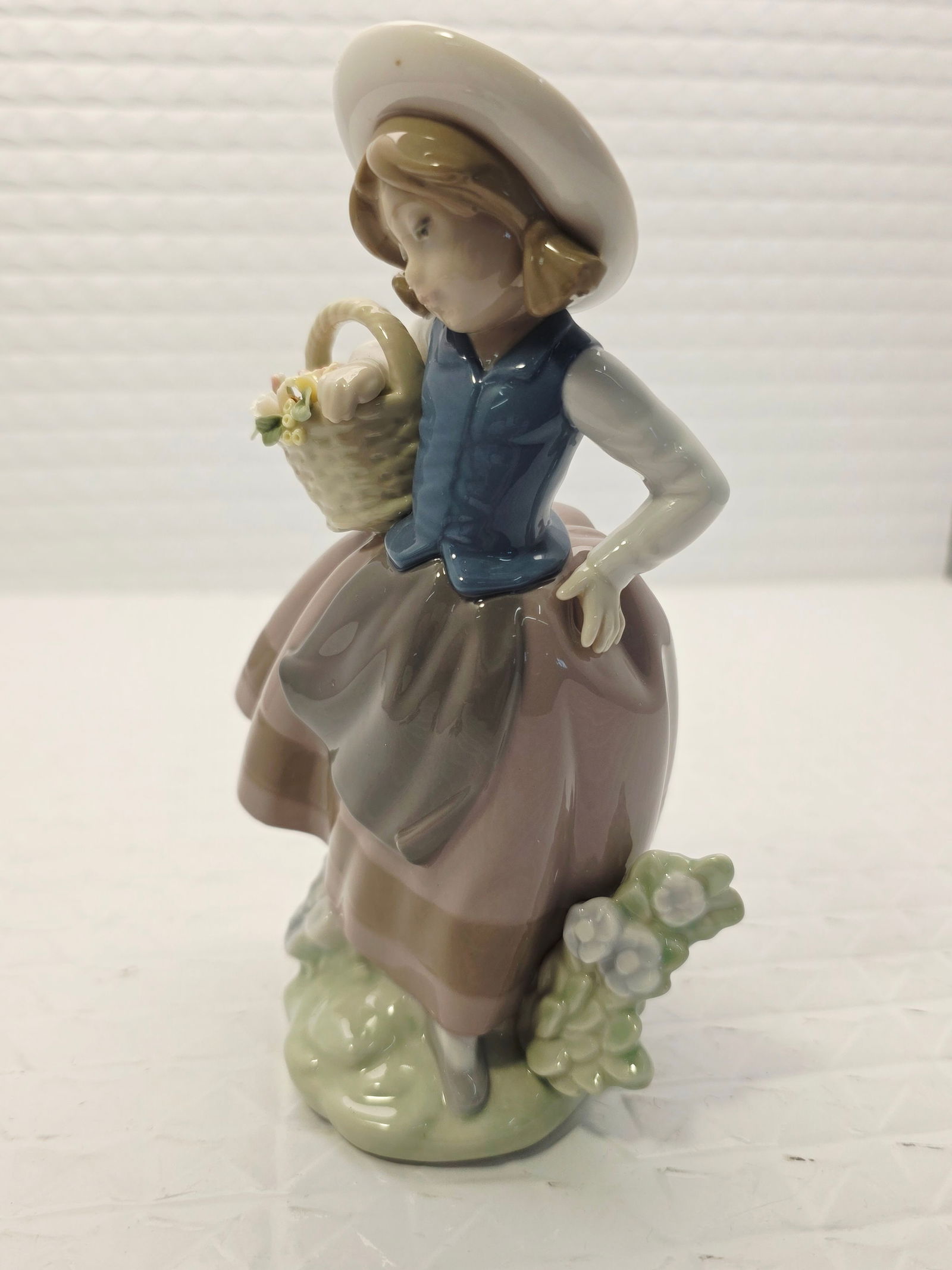Rare Lladró "Sweet Scent" porcelain figurine (model #5221) (1 of 7)