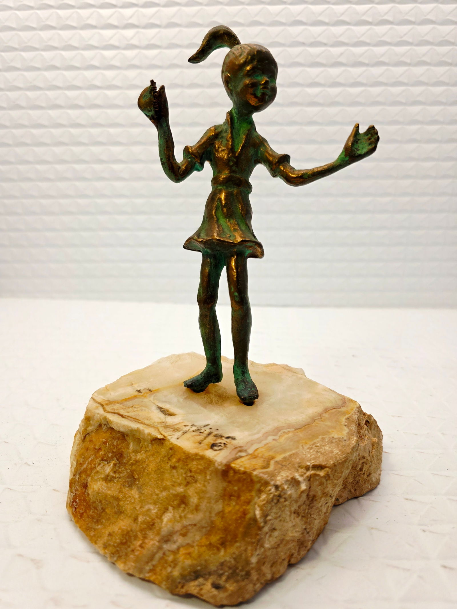 Malcolm Moran bronze sculpture, figurine: vintage bronze sculpture of a girl, mounted on a stone base, marble. It is attributed to the artist Malcolm Moran, known for similar figurative works on stone bases. These sculptures typically feature