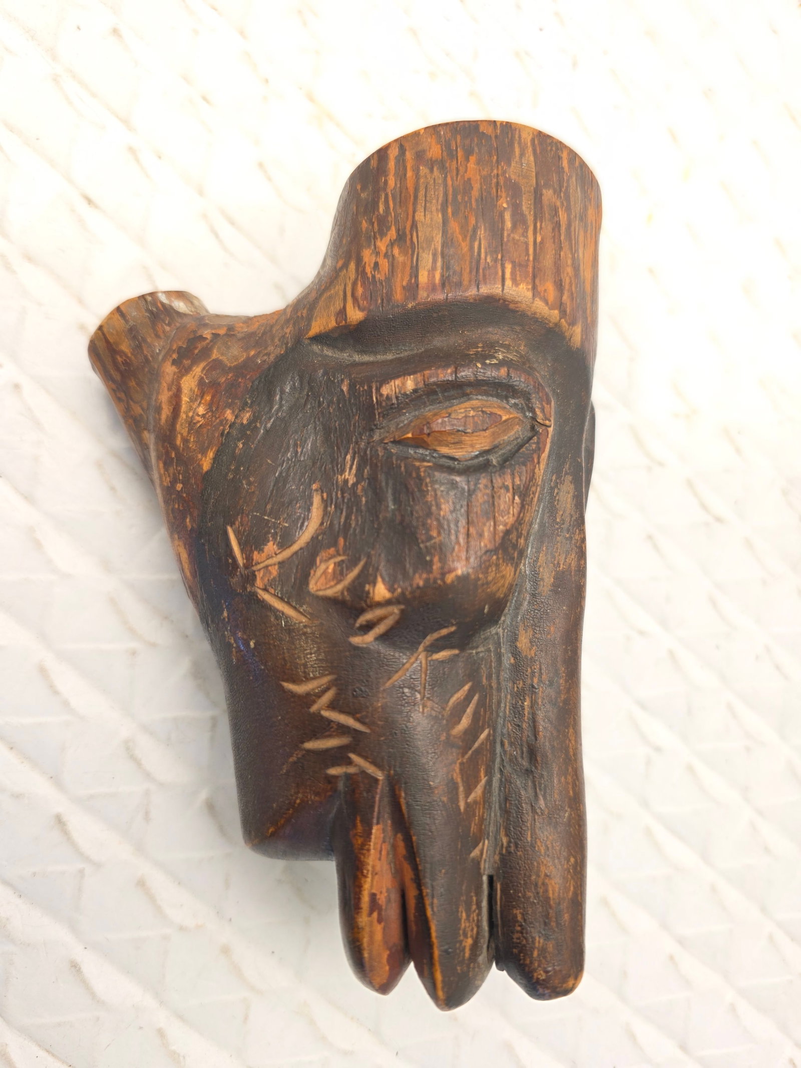 Burl Wood Hand Carved antique Effigy Pipe: vintage hand-carved wooden tobacco pipe. For dimensions CHECK PHOTOS , usually last 2 photos.Design: The bowl is intricately carved to resemble a human or monkey face, often referred to as an "effigy"